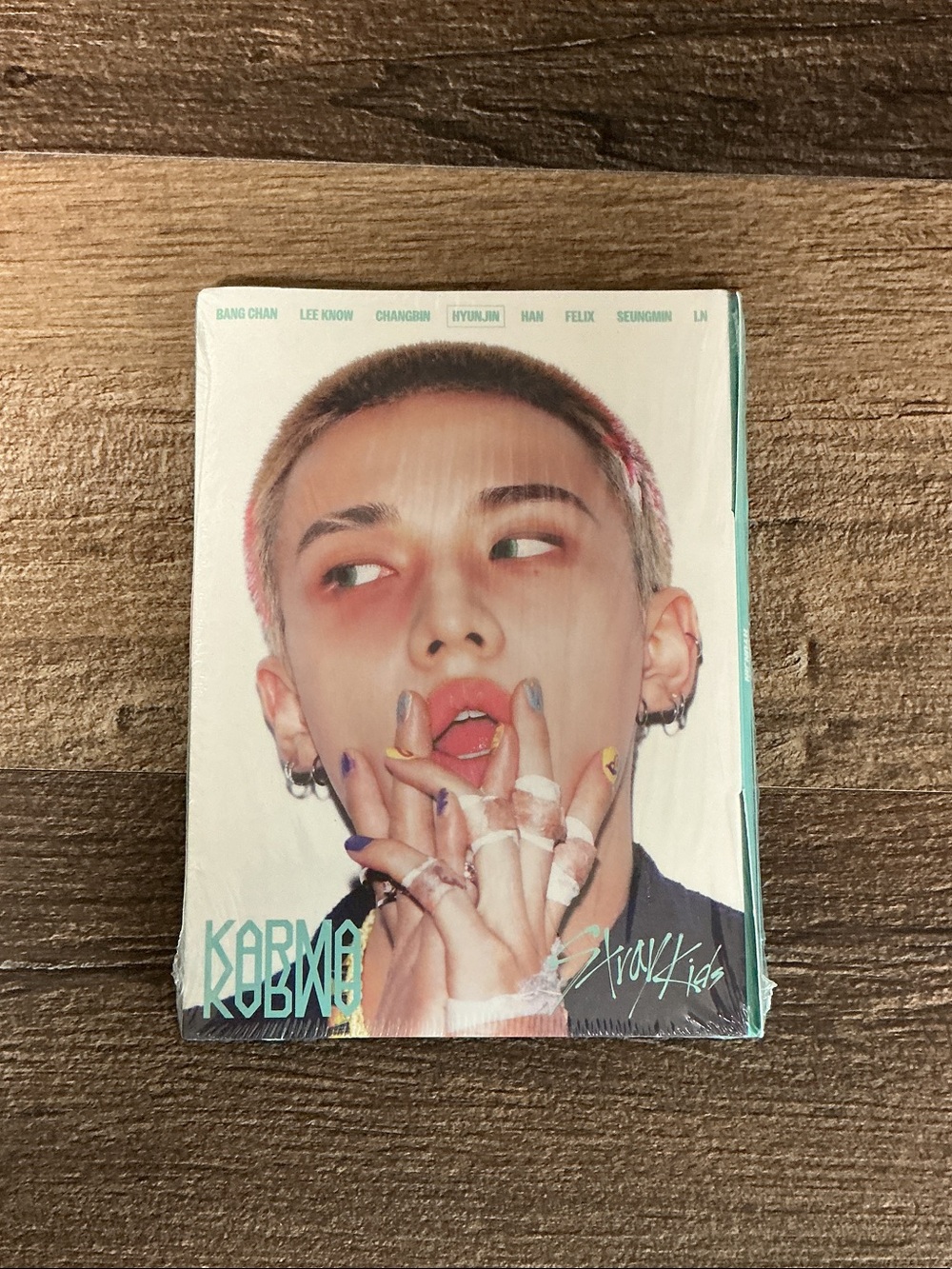 Stray Kids- 4th Album KARMA Accordion Ver. Hyunjin CD, Photobook, Photocard)
